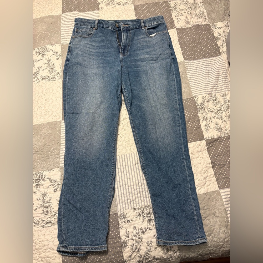 American Eagle Outfitters Curvy Mom Jeans